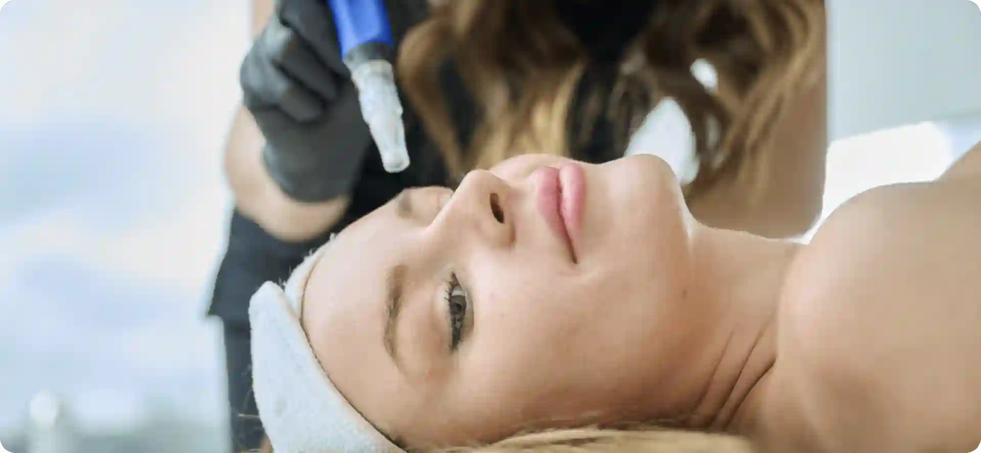 How Do Microneedles Trigger New Collagen and Elastin in Loose Skin Weybridge?